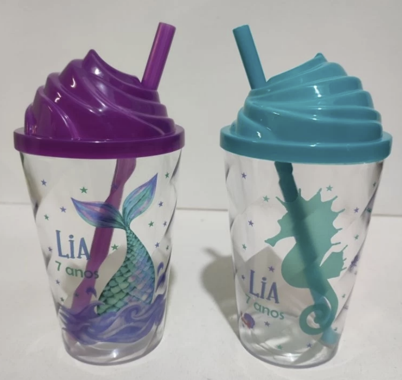 Lembrancinha da Festa Sereia, copo twiter de plástico com desenho de sereia e cavalo marinho com nome personalizável com a tampa no formato de chantilly