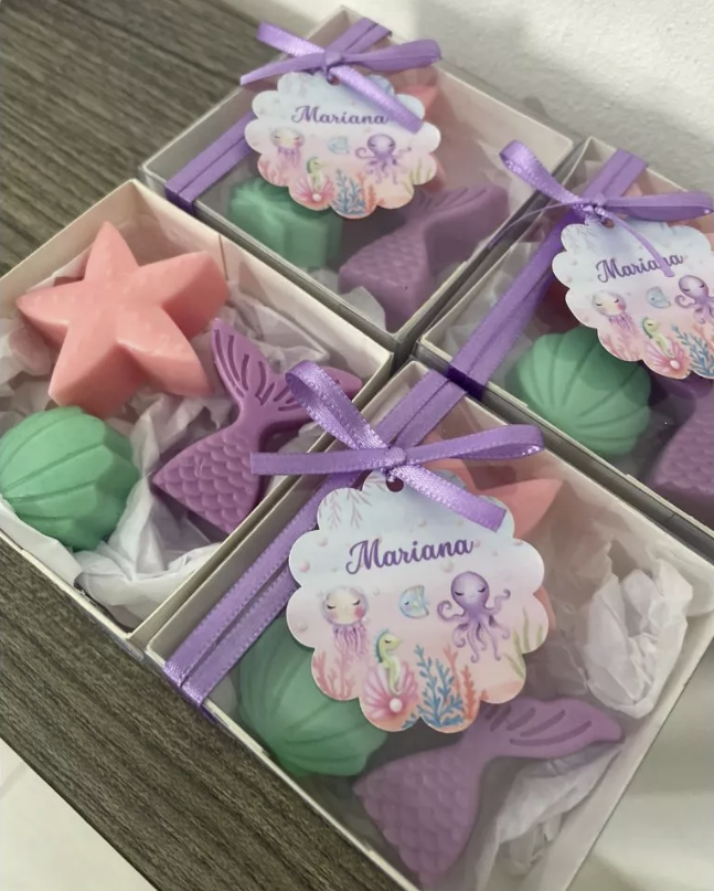 Lembrancinha de Kit de Sabonete para Festa Sereia contem sabonete no formato de concha, cauda de sereia e estrela do mar